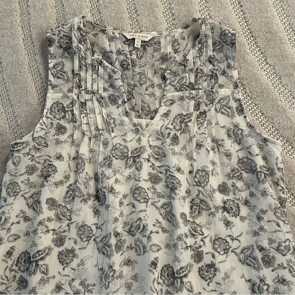 Lucky Brand Floral Boho Black and White Sleeveless V-Neck Blouse - XS - Picture 2 of 8